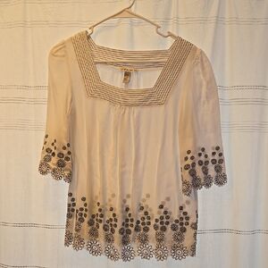 Old Navy Embroidered Size Medium White and Black Women's Top Like New